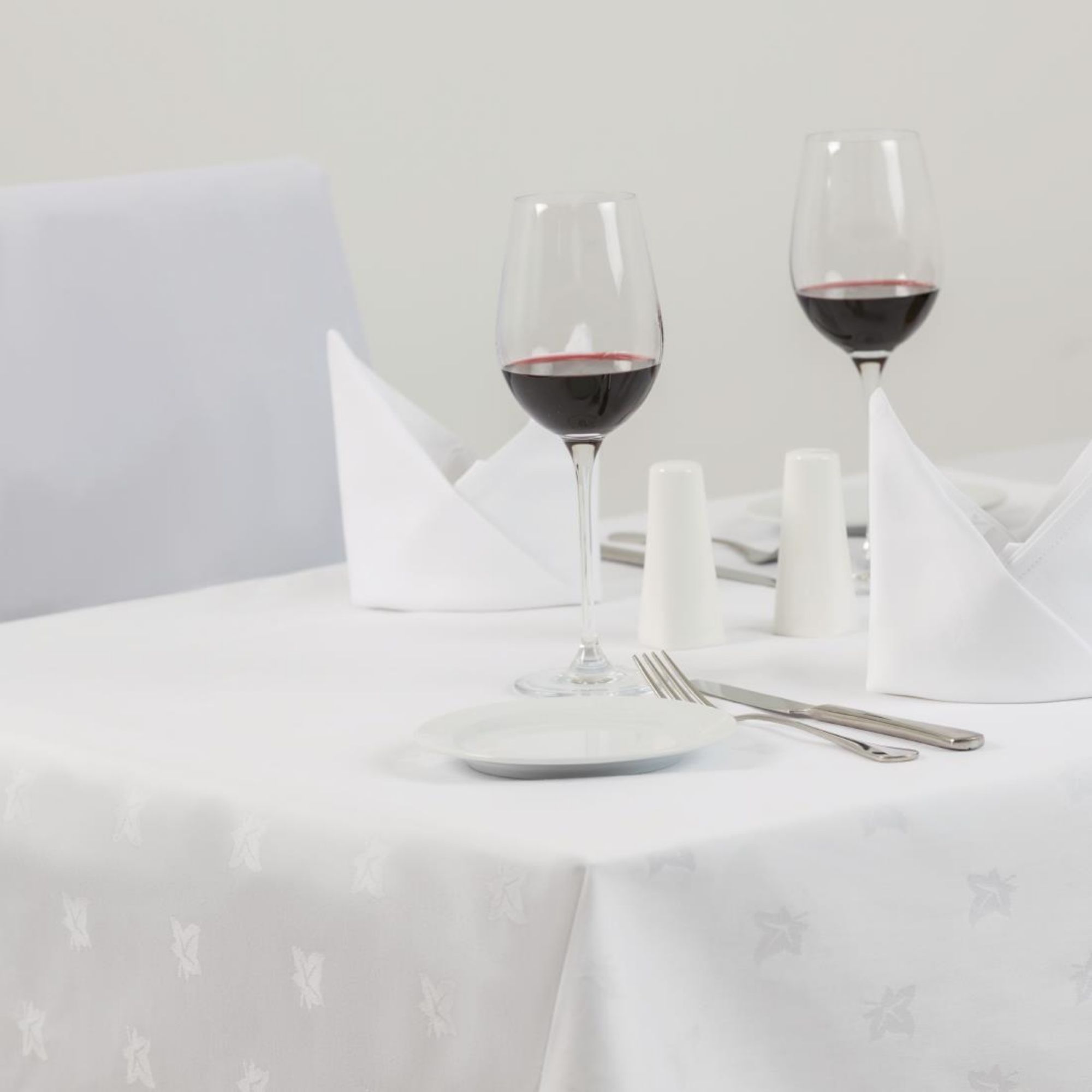 Picture of Mitre Luxury Luxor Tablecloth Ivy Leaf White 1780 x 2750mm